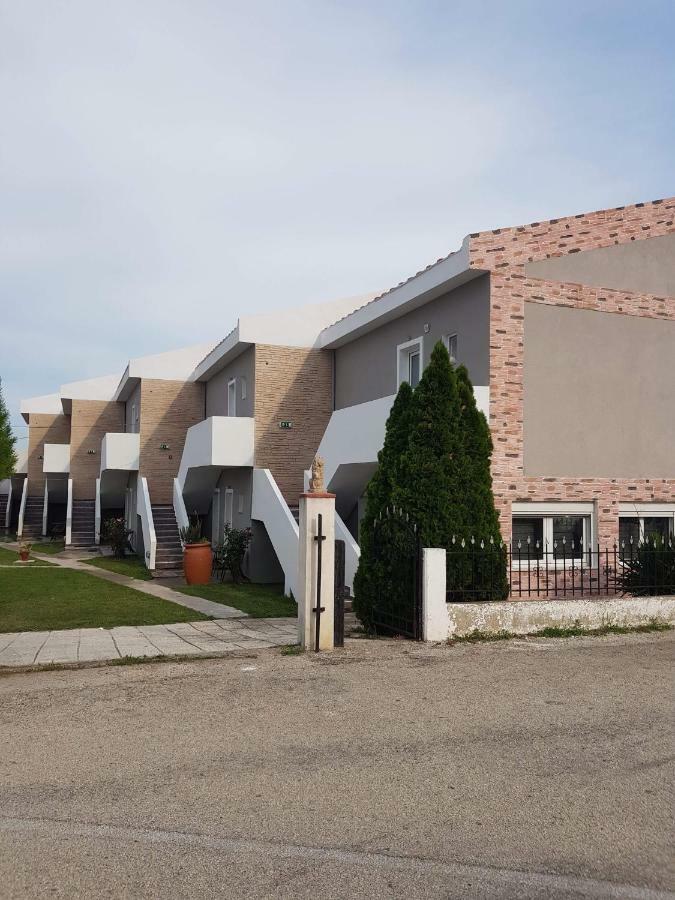 Tycherón Hotel Loga מראה חיצוני תמונה
